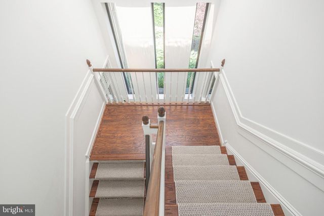 8 SUGAR KNOLL DR, Devon, PA 19333