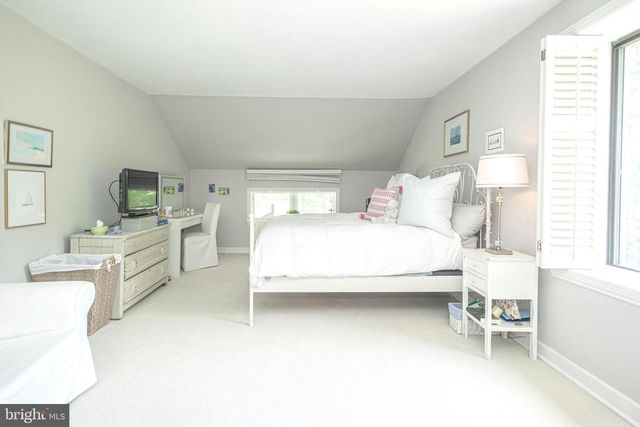 8 SUGAR KNOLL DR, Devon, PA 19333
