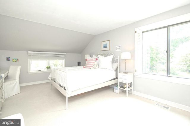 8 SUGAR KNOLL DR, Devon, PA 19333