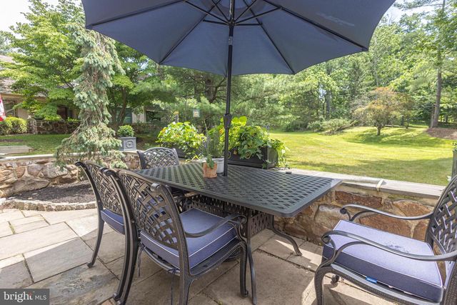 8 SUGAR KNOLL DR, Devon, PA 19333
