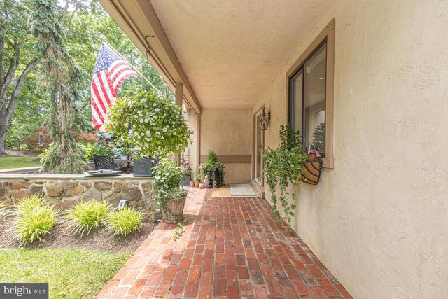 8 SUGAR KNOLL DR, Devon, PA 19333