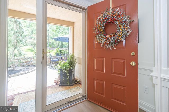 8 SUGAR KNOLL DR, Devon, PA 19333