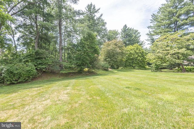 8 SUGAR KNOLL DR, Devon, PA 19333