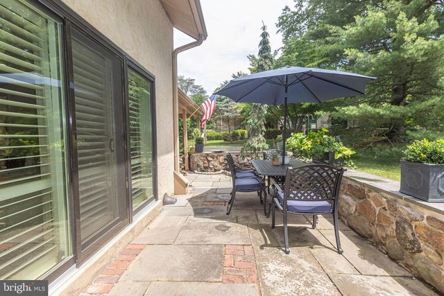 8 SUGAR KNOLL DR, Devon, PA 19333