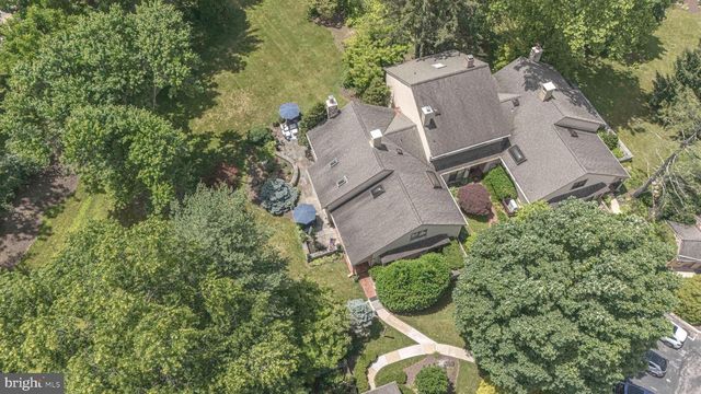 8 SUGAR KNOLL DR, Devon, PA 19333