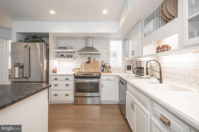 8 SUGAR KNOLL DR, Devon, PA 19333