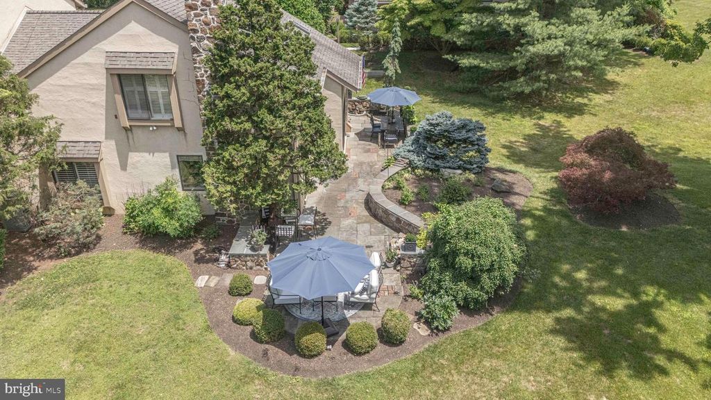8 SUGAR KNOLL DR, Devon, PA 19333