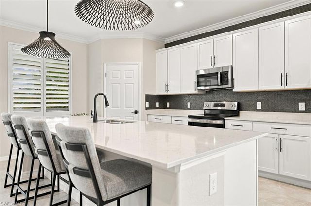 2387 Anguilla DR 202, Naples, FL 34120