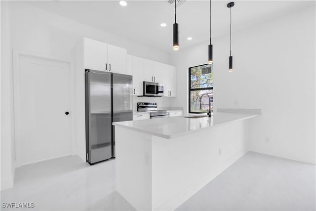 2911 37th ST W, Lehigh Acres, FL 33971