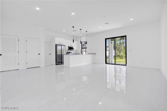 2911 37th ST W, Lehigh Acres, FL 33971