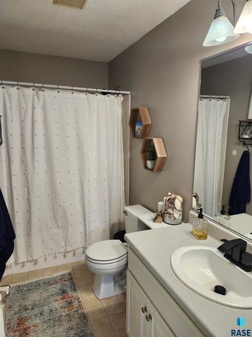 6404 S Audie Dr Drive, Sioux Falls, SD 57108