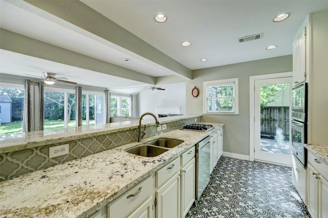 713 Sue Barnett Drive, Houston, TX 77018