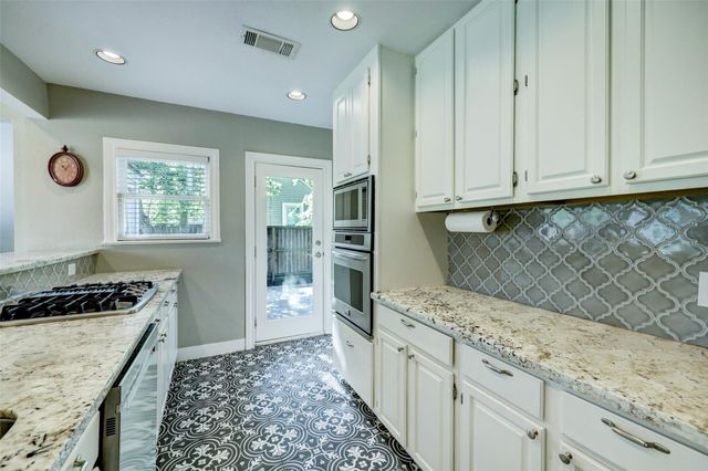 713 Sue Barnett Drive, Houston, TX 77018