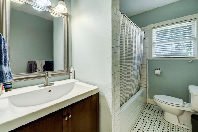 713 Sue Barnett Drive, Houston, TX 77018