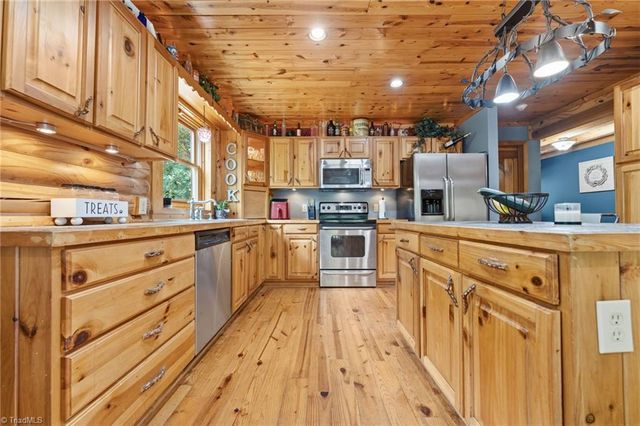 758 Nc Highway 62 E, Pleasant Garden, NC 27313