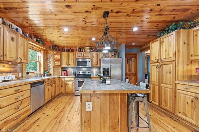758 Nc Highway 62 E, Pleasant Garden, NC 27313