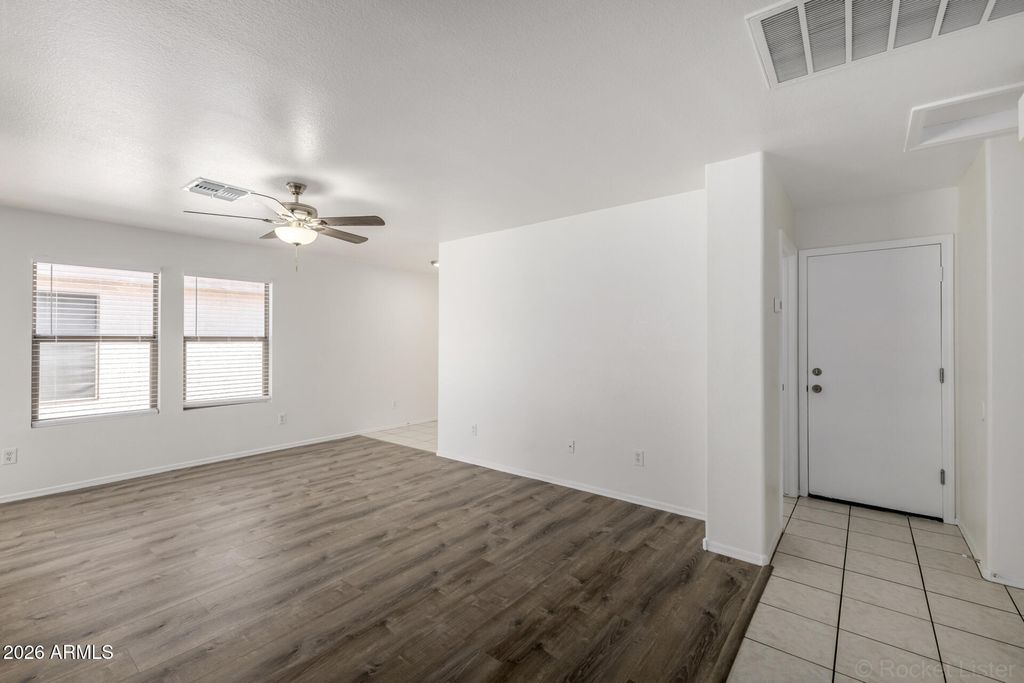 Image 10 of property listing at 7933 W MISSION Lane, Peoria, AZ 85345