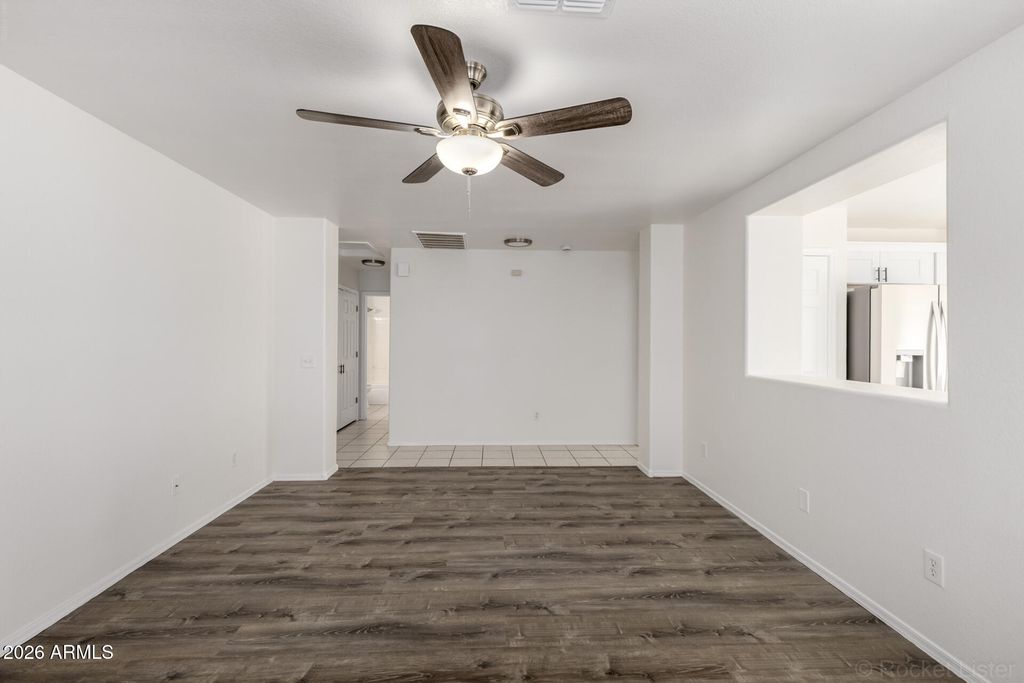Image 11 of property listing at 7933 W MISSION Lane, Peoria, AZ 85345
