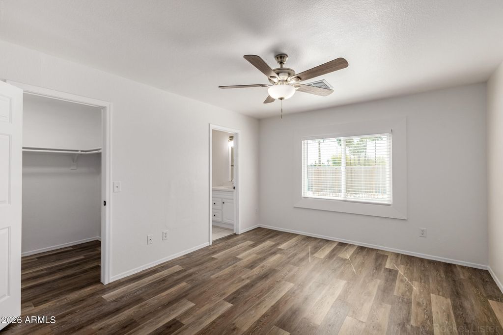 Image 12 of property listing at 7933 W MISSION Lane, Peoria, AZ 85345