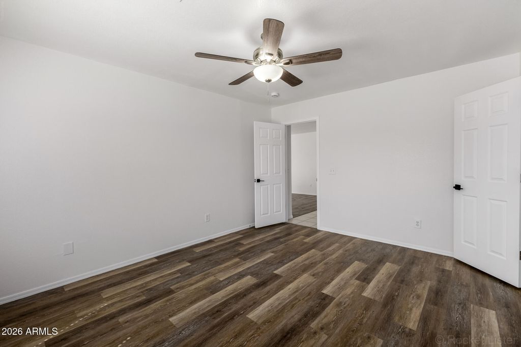 Image 13 of property listing at 7933 W MISSION Lane, Peoria, AZ 85345