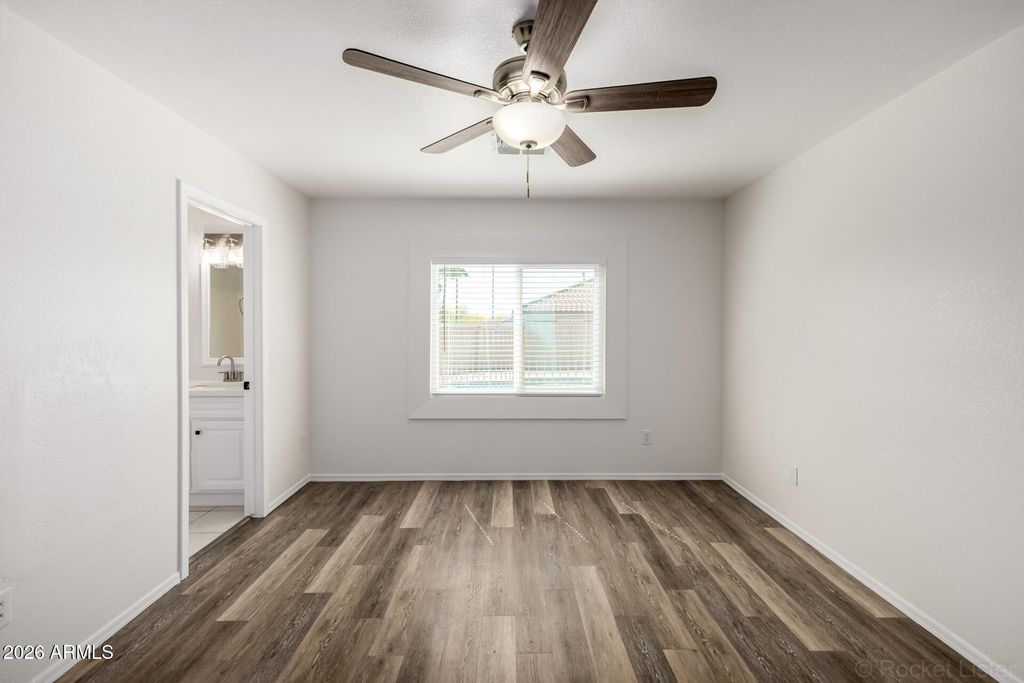 Image 14 of property listing at 7933 W MISSION Lane, Peoria, AZ 85345