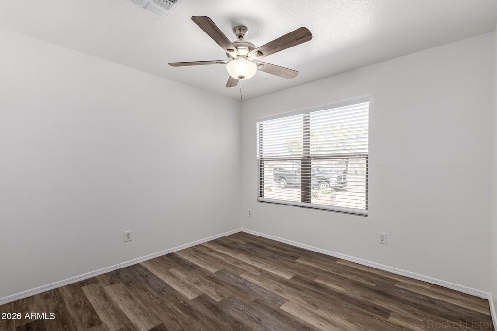 Image 15 of property listing at 7933 W MISSION Lane, Peoria, AZ 85345