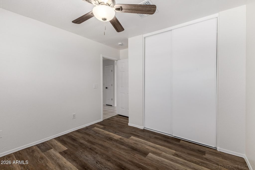 Image 16 of property listing at 7933 W MISSION Lane, Peoria, AZ 85345