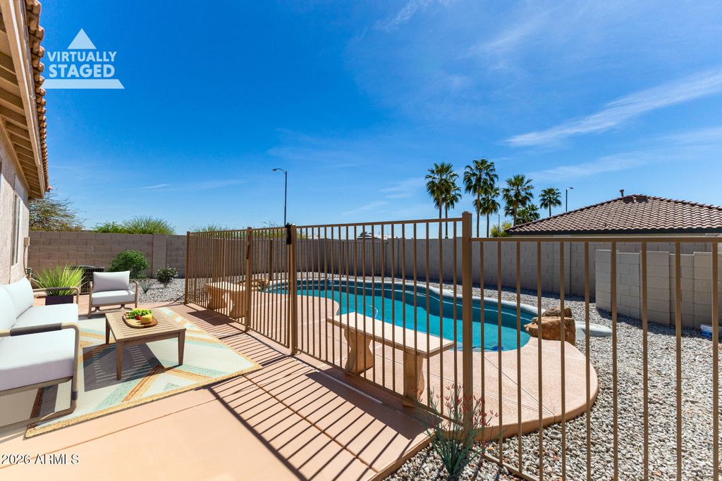 Image 4 of property listing at 7933 W MISSION Lane, Peoria, AZ 85345