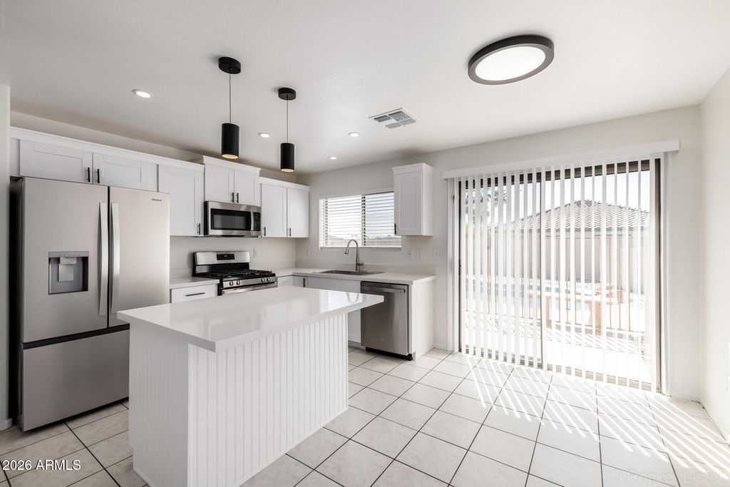 Image 6 of property listing at 7933 W MISSION Lane, Peoria, AZ 85345