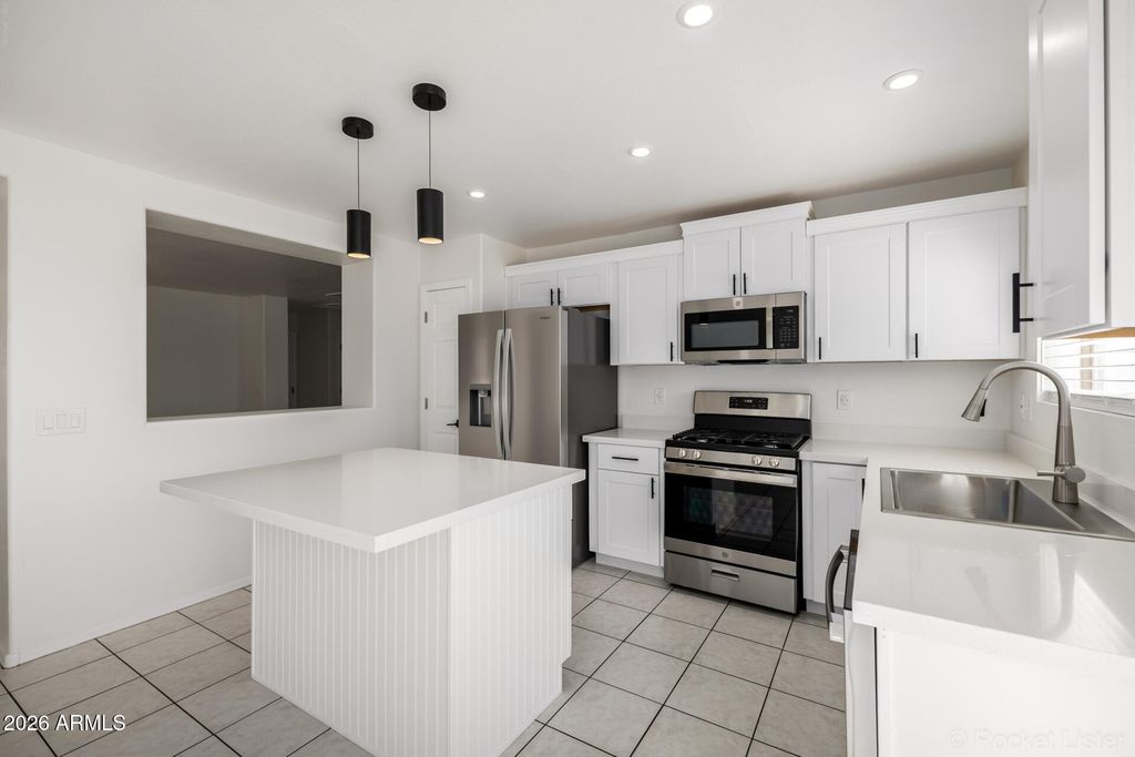 Image 7 of property listing at 7933 W MISSION Lane, Peoria, AZ 85345