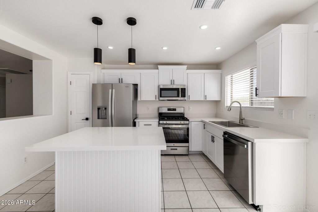 Image 8 of property listing at 7933 W MISSION Lane, Peoria, AZ 85345