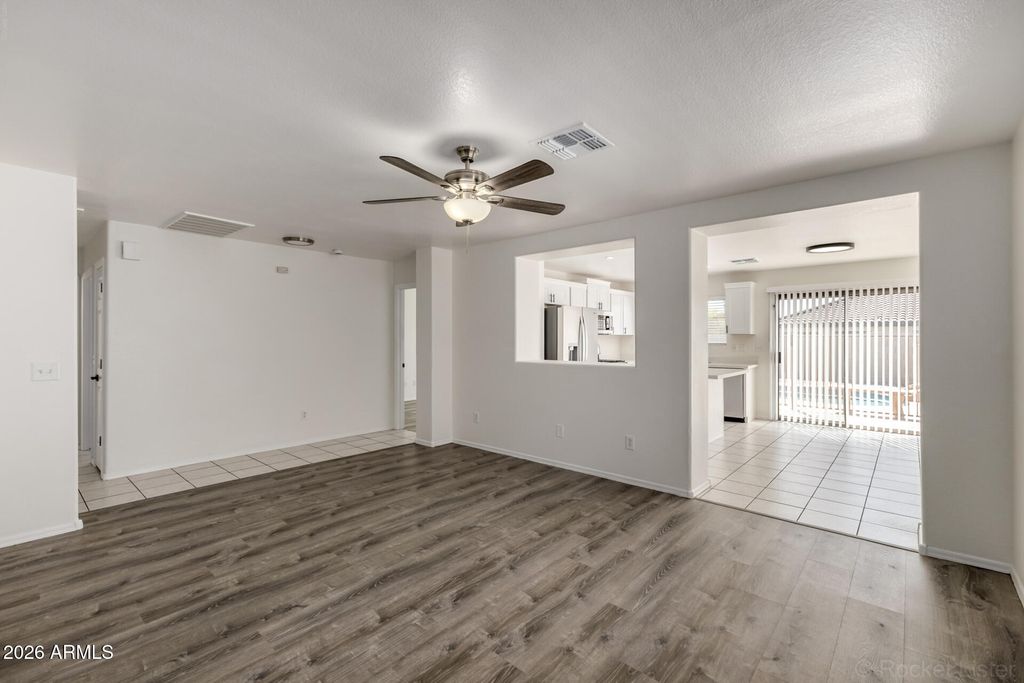 Image 9 of property listing at 7933 W MISSION Lane, Peoria, AZ 85345