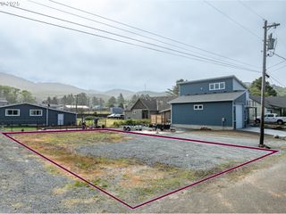 270 N DOLPHIN St, Rockaway Beach, OR 97136