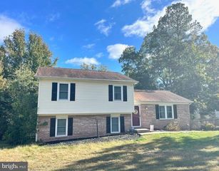 909 STONEWALL LN, Fredericksburg, VA 22407