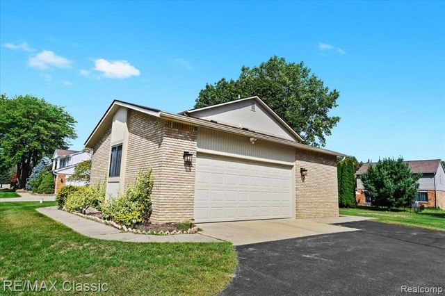 4432 Ravinewood Drive, Commerce Twp, MI 48382