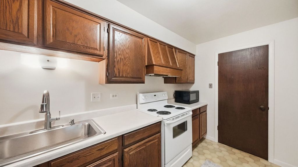 705 W Central Road B1, Mount Prospect, IL 60056 — photo 5