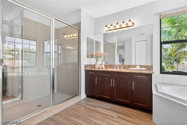13852 Luna DR, Naples, FL 34109