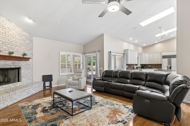 8611 W FOOTHILL Drive, Peoria, AZ 85383