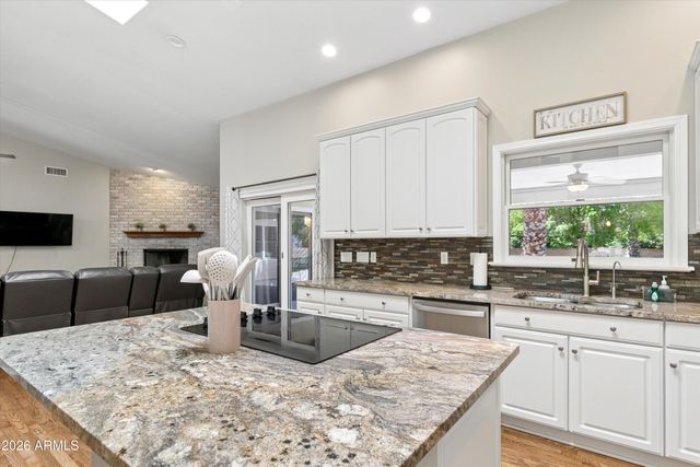 8611 W FOOTHILL Drive, Peoria, AZ 85383