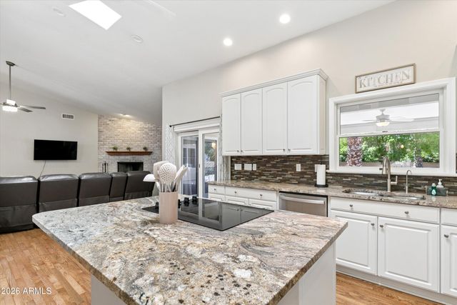8611 W FOOTHILL Drive, Peoria, AZ 85383