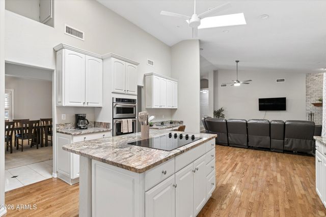 8611 W FOOTHILL Drive, Peoria, AZ 85383