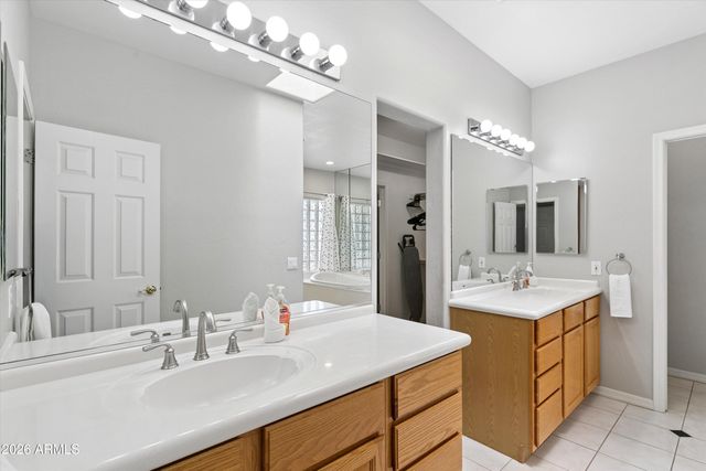 8611 W FOOTHILL Drive, Peoria, AZ 85383