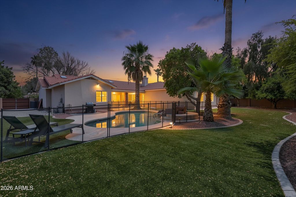 8611 W FOOTHILL Drive, Peoria, AZ 85383