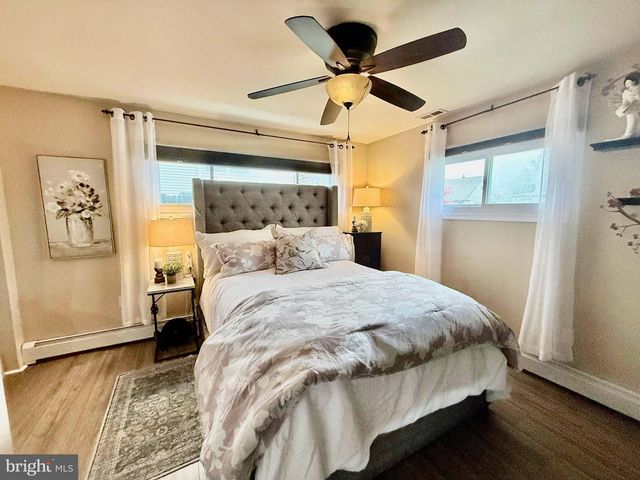 33 UNDERWOOD RD, Levittown, PA 19056