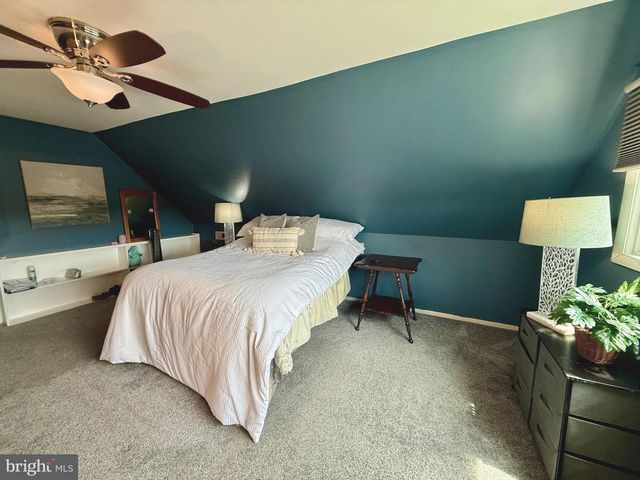 33 UNDERWOOD RD, Levittown, PA 19056