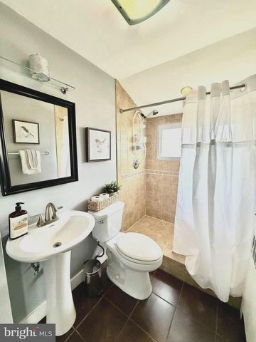 33 UNDERWOOD RD, Levittown, PA 19056
