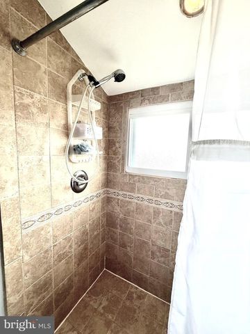33 UNDERWOOD RD, Levittown, PA 19056