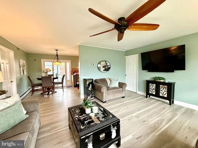 33 UNDERWOOD RD, Levittown, PA 19056