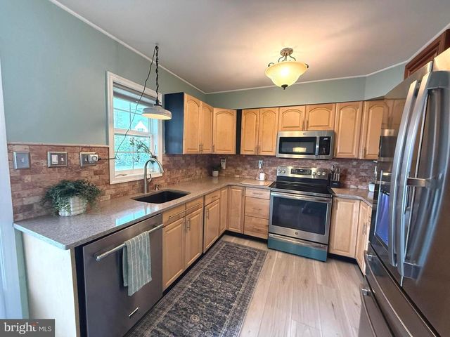 33 UNDERWOOD RD, Levittown, PA 19056