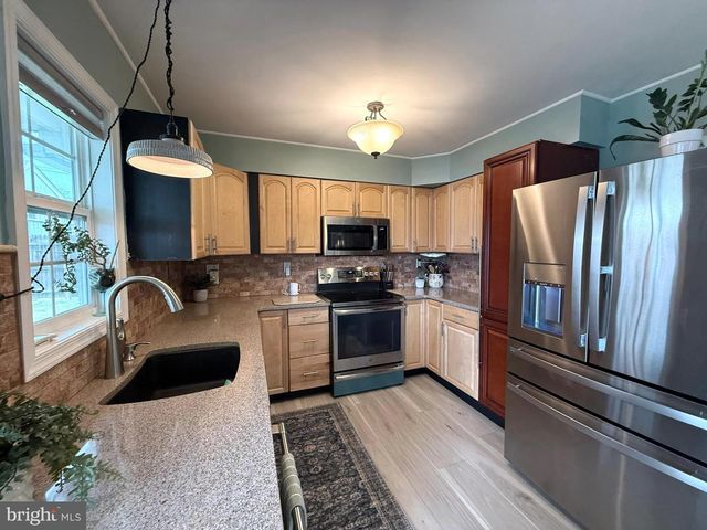 33 UNDERWOOD RD, Levittown, PA 19056
